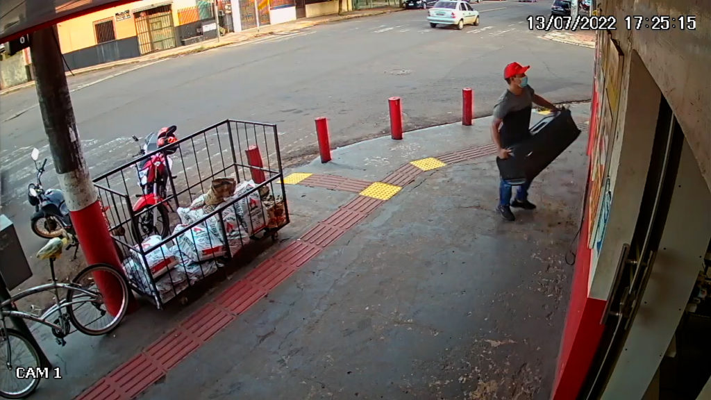 Câmeras de segurança flagram assalto em comércio na capital 9 Olhar 67 - Câmeras de segurança flagram assalto em comércio na capital
