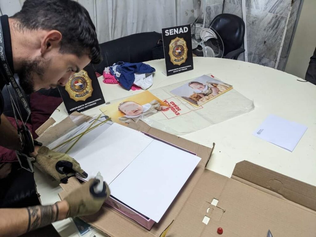 Polícia apreende fotos de valor sentimental que escondiam cocaína em aeroporto do Paraguai 1 Olhar 67 - Polícia apreende fotos de valor sentimental que escondiam cocaína em aeroporto do Paraguai