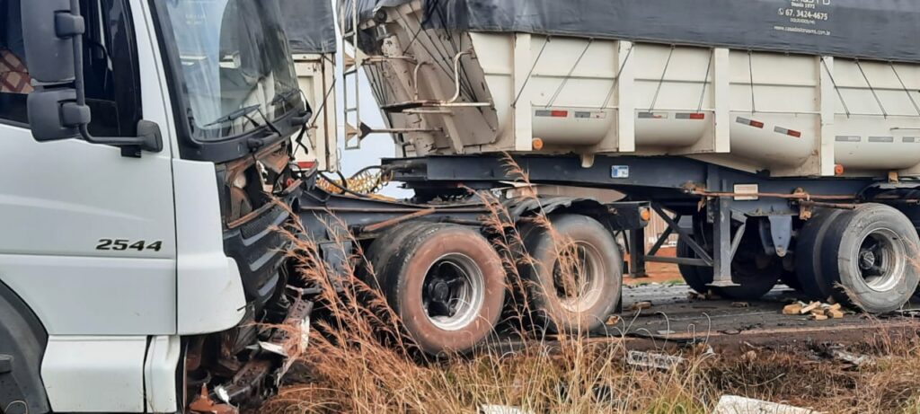 Olhar 67 - Colisão entre Fiat Strada e carreta deixa motorista da picape morto e tabletes de maconha espalhados pela pista