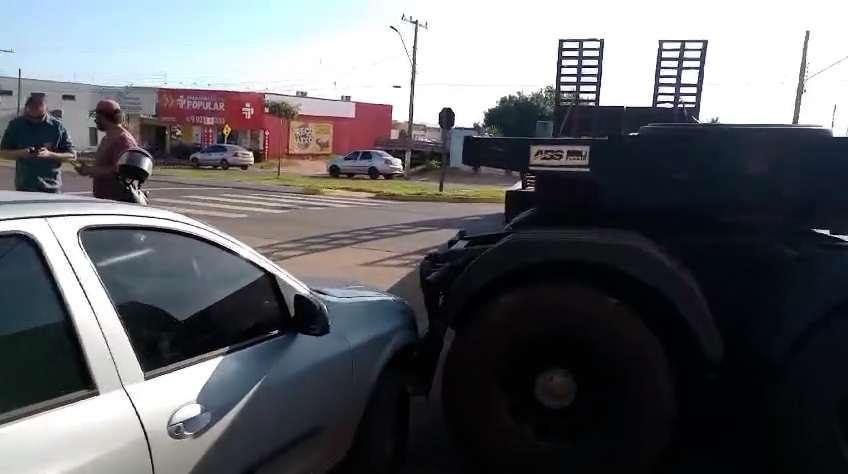 Olhar 67 - Caminhão atropela veículo estacionado em Ribas do Rio Pardo