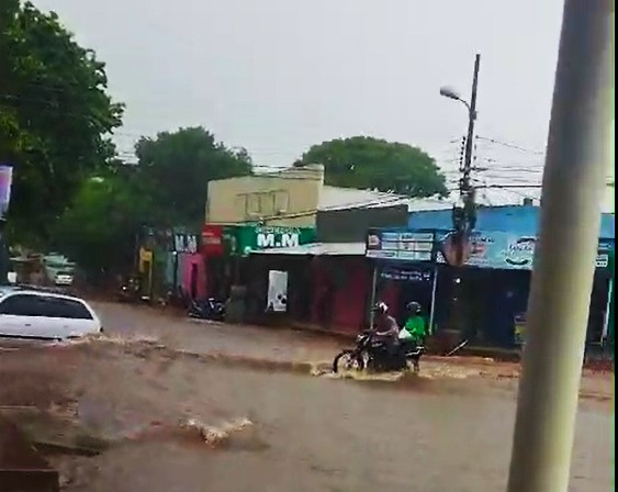 Olhar 67 - <strong>Chuva torrencial causa inundações em bairros próximos a córregos em Ponta Porã</strong>