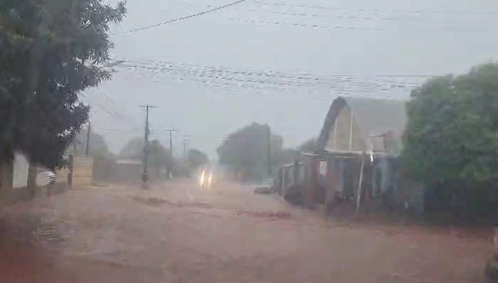 Olhar 67 - <strong>Chuva torrencial causa inundações em bairros próximos a córregos em Ponta Porã</strong>