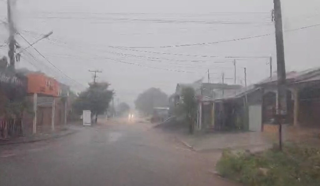 Olhar 67 - <strong>Chuva torrencial causa inundações em bairros próximos a córregos em Ponta Porã</strong>