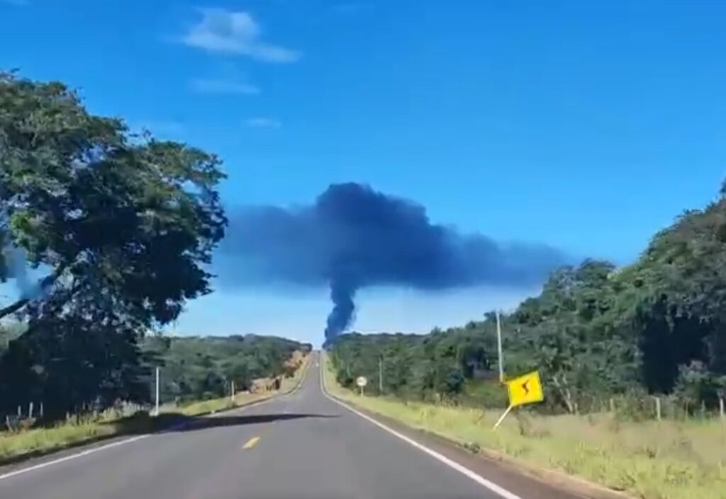 Olhar 67 - Acidente com carreta interrompe tráfego nos dois sentidos da MS-040