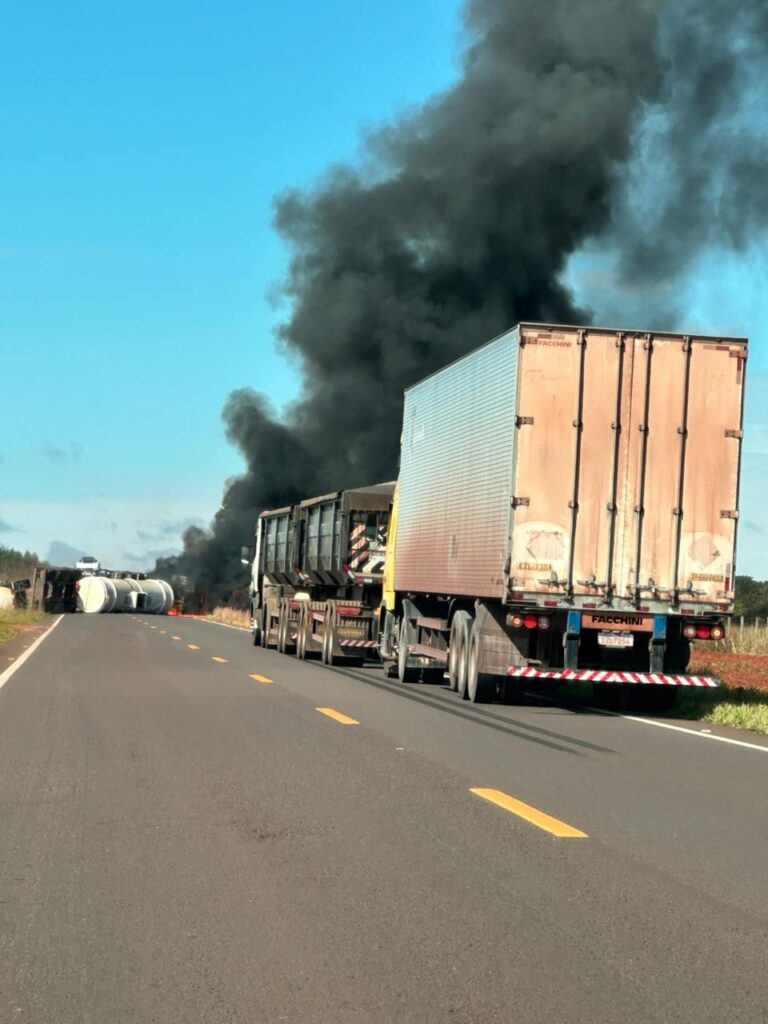 Olhar 67 - Acidente com carreta interrompe tráfego nos dois sentidos da MS-040