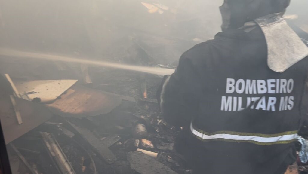 Olhar 67 - Incêndio atinge residência e destrói ateliê e depósito no bairro Mata do Jacinto