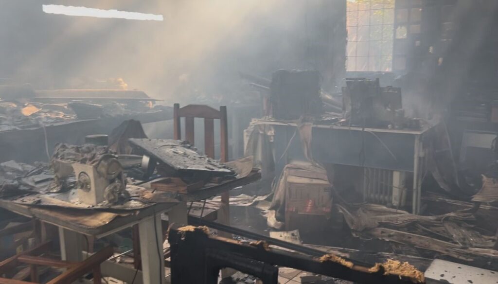 Olhar 67 - Incêndio atinge residência e destrói ateliê e depósito no bairro Mata do Jacinto