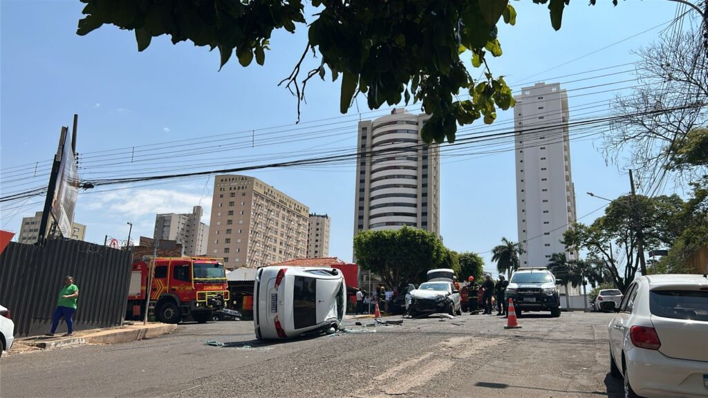 Olhar 67 - Motorista avança preferencial e provoca tombamento de veículo na Rua 7 de Setembro em Campo Grande
