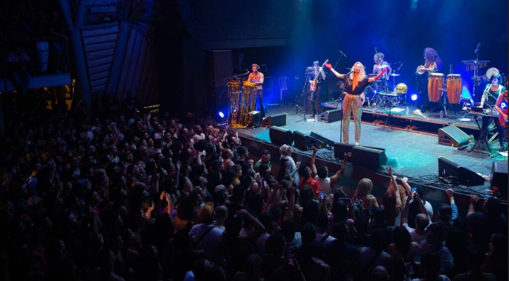 Olhar 67 - Show de Letrux encerra a programação do FIT em Dourados neste domingo