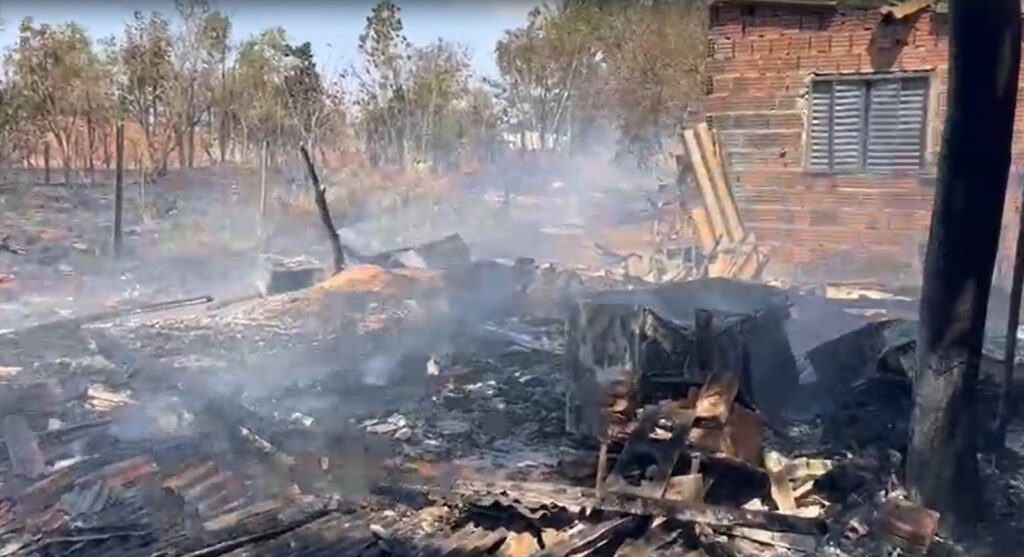 Olhar 67 - Idosa perde casa em incêndio e é socorrida após inalar fumaça em Campo Grande
