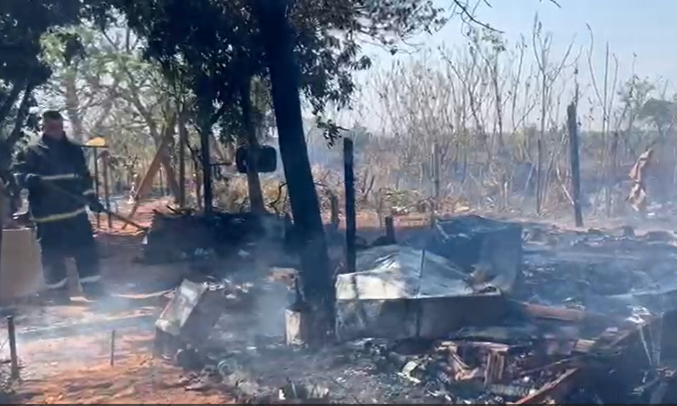 Olhar 67 - Idosa perde casa em incêndio e é socorrida após inalar fumaça em Campo Grande