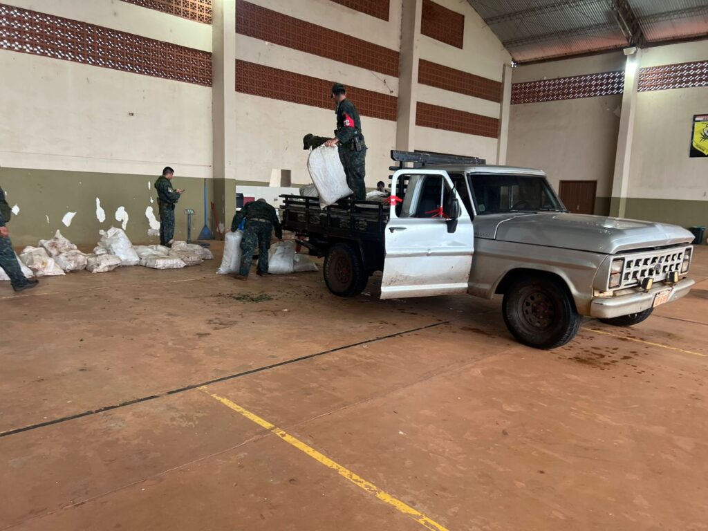 Olhar 67 - Traficantes abandonam caminhonete com mais de 1,2 tonelada de drogas em Pedro Juan Caballero