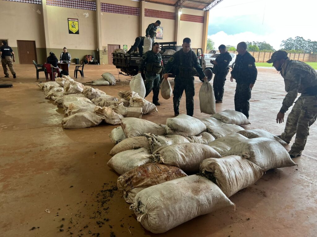 Olhar 67 - Traficantes abandonam caminhonete com mais de 1,2 tonelada de drogas em Pedro Juan Caballero