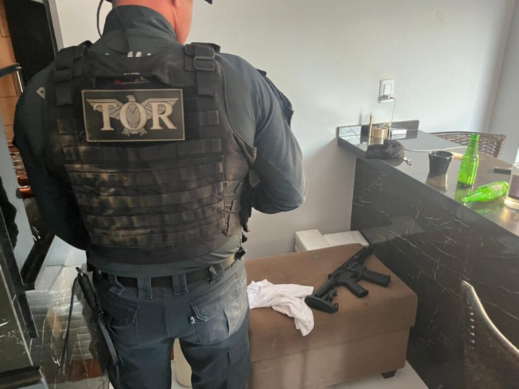 Olhar 67 - Polícia Rodoviária Estadual e Polícia Federal prendem homem com drogas, armas e dinheiro em Ponta Porã