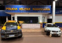 Motorista perde controle do carro e abandona 1.750 pacotes de cigarros em Deodápolis