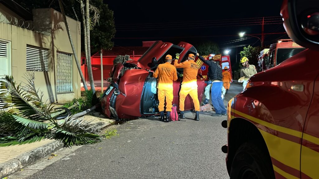 Olhar 67 - Motorista de aplicativo capota veículo e fica preso às ferragens em Campo Grande