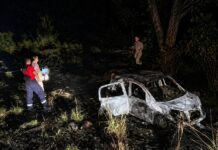 Carro carregado com maconha pega fogo durante fuga e fica destruído às margens da BR-262